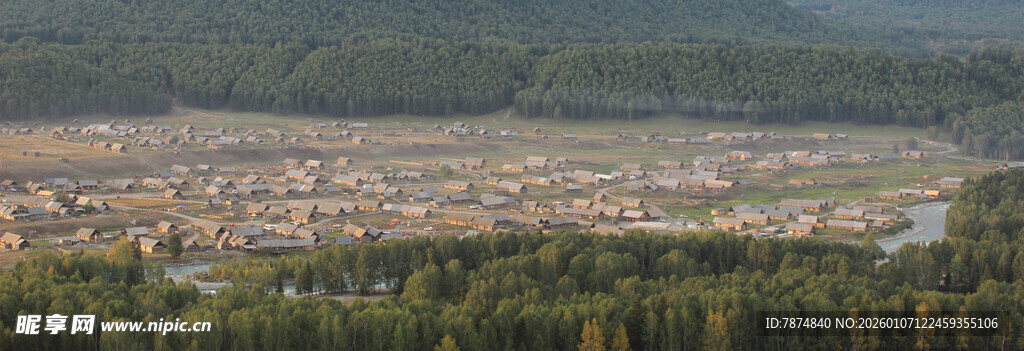 俯瞰城镇与葱郁山林景观