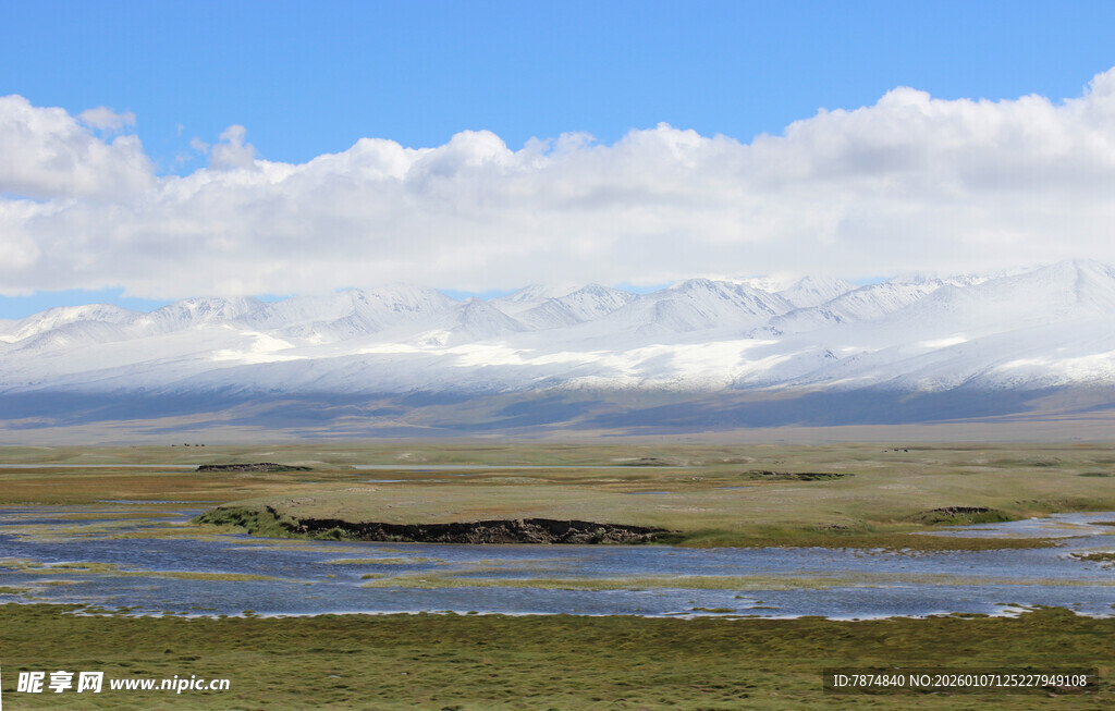 草原辽阔河流蜿蜒美景