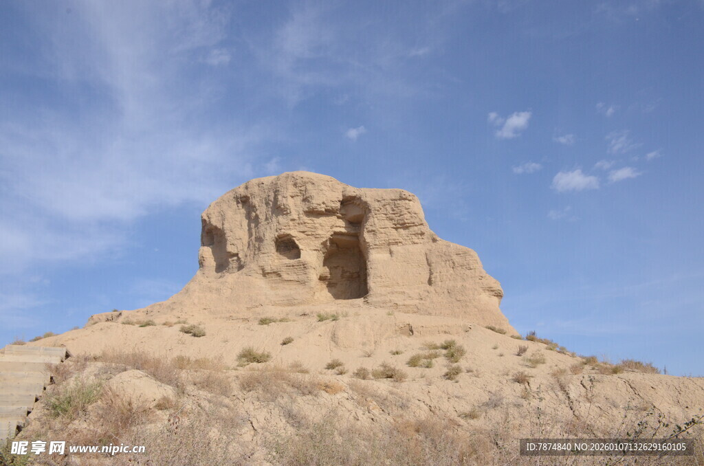 沙漠中的古老土筑遗迹