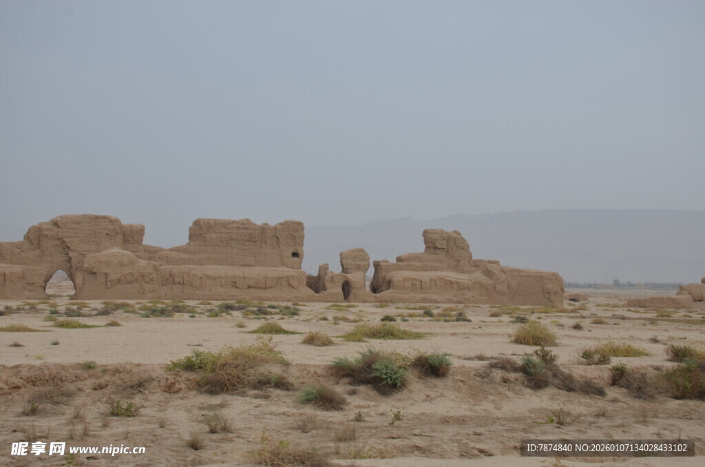 沙漠中的古老遗迹