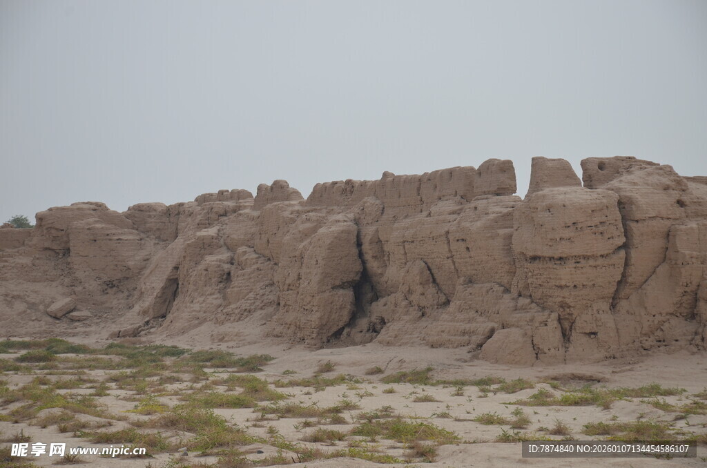 沙漠中的古老土筑城墙