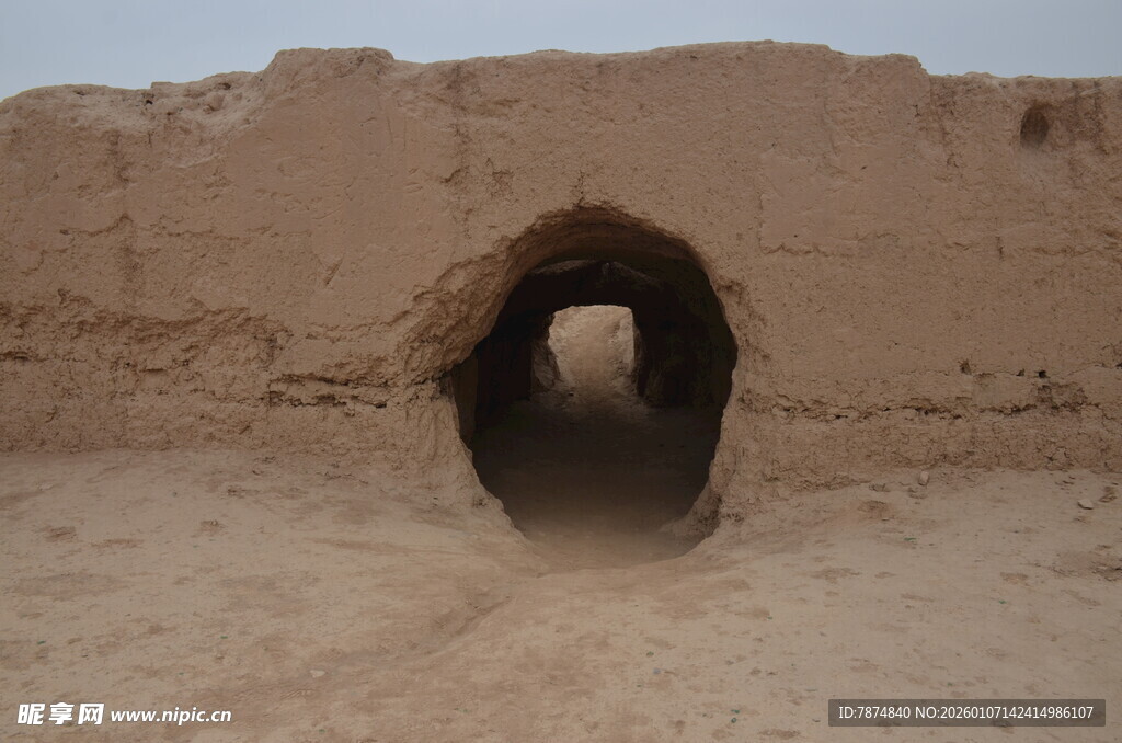 古老土洞入口