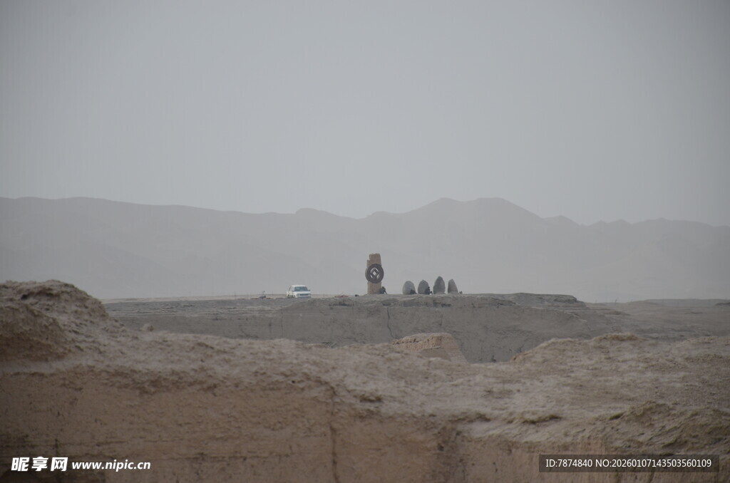 沙漠中的远足者