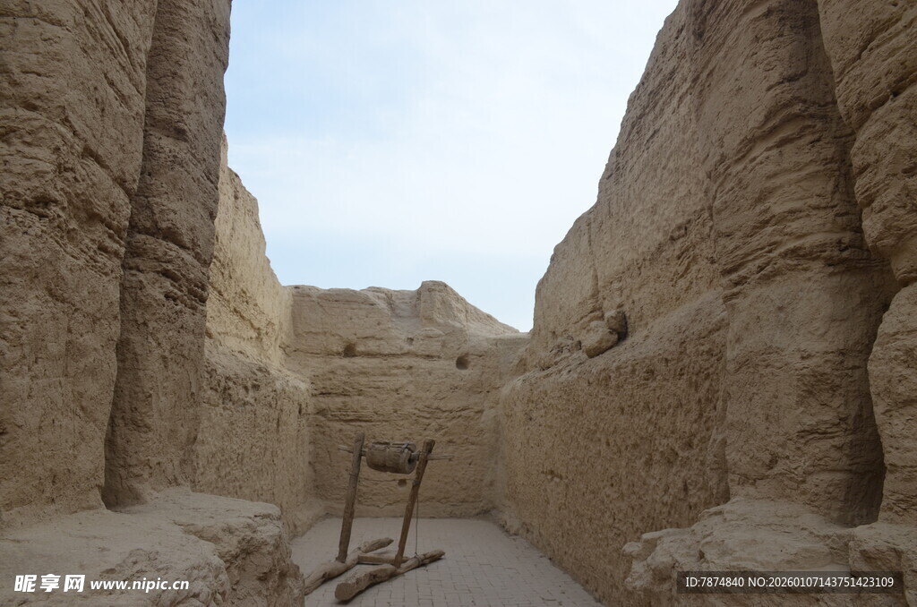 古老峡谷中的狭窄通道