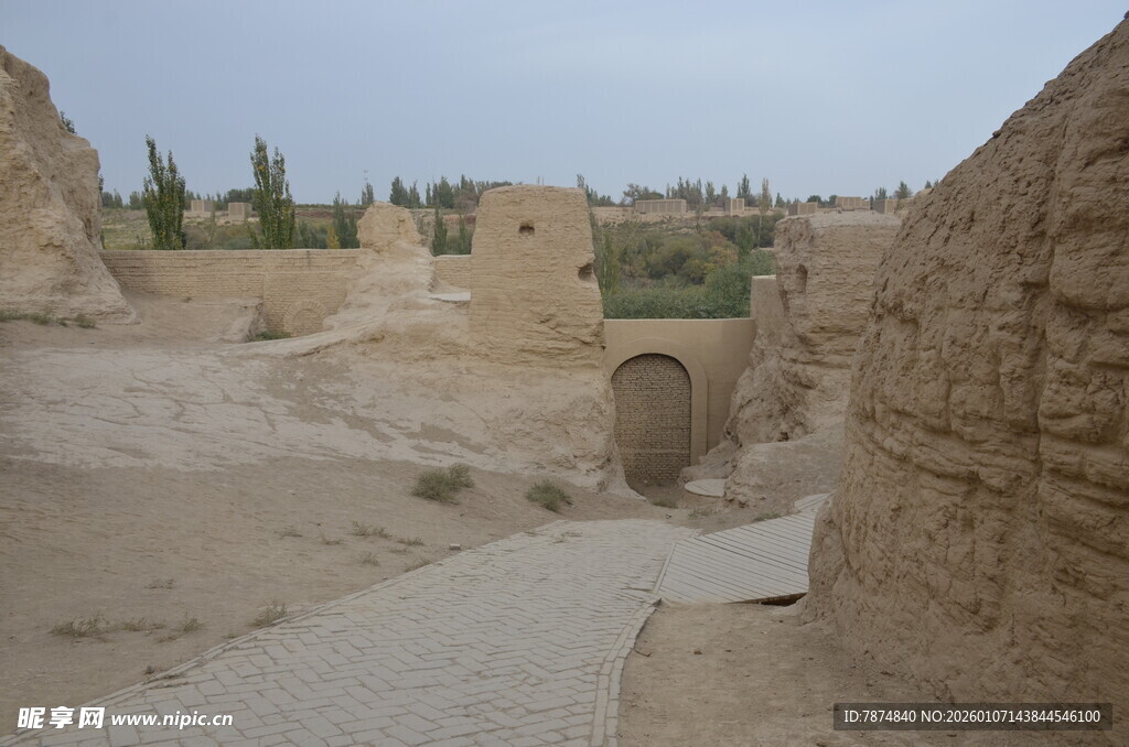 古老沙漠中的残垣断壁