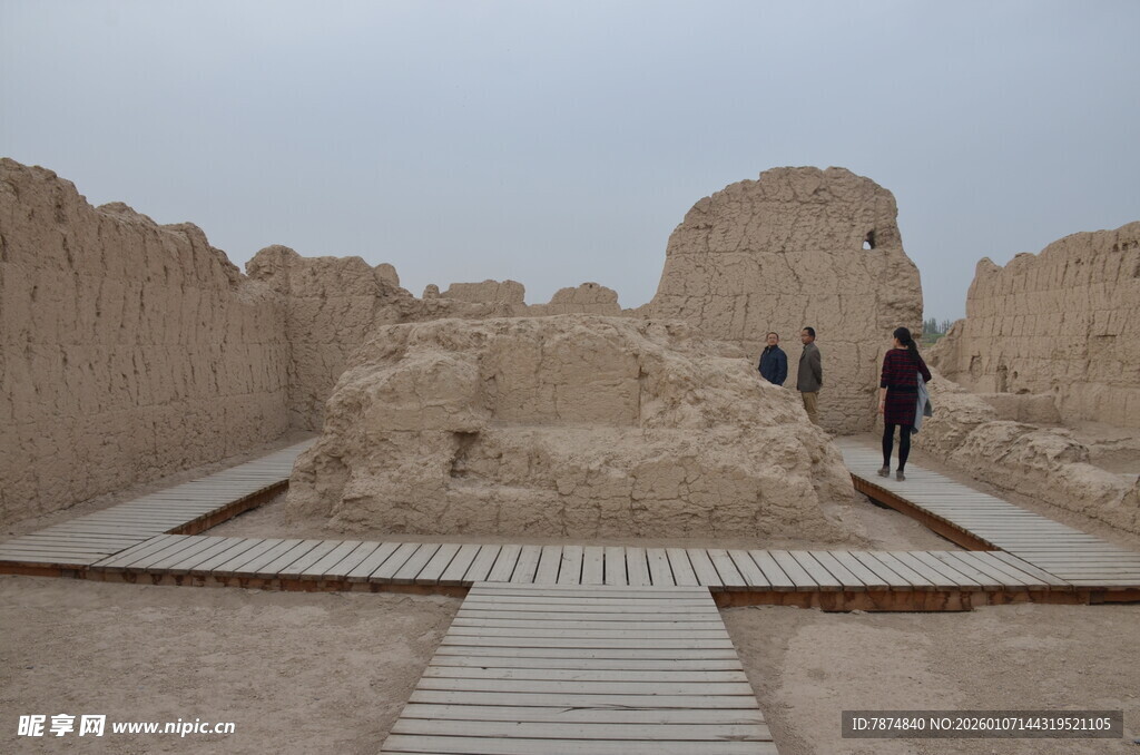 沙漠中的古老遗迹探索