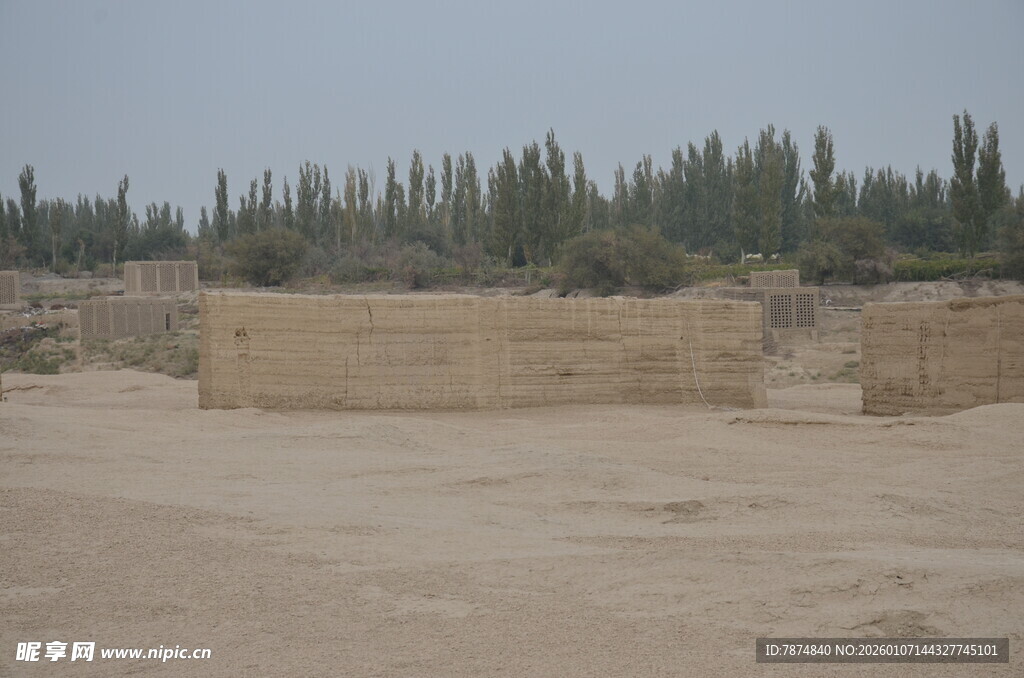 沙漠中的古老土筑遗迹
