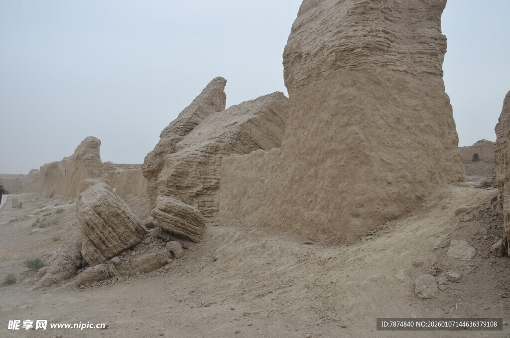 沙漠中的奇特岩石景观