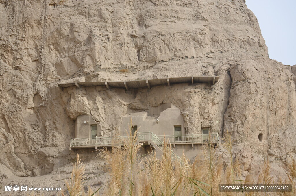 古老崖壁上的神秘建筑遗迹