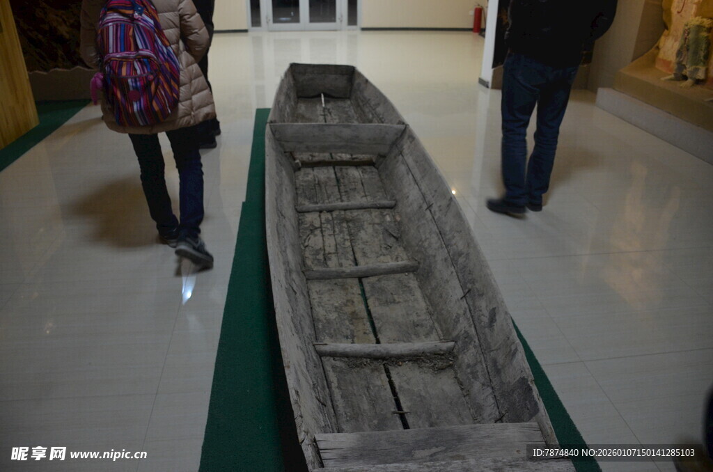 古代木质长舟展示