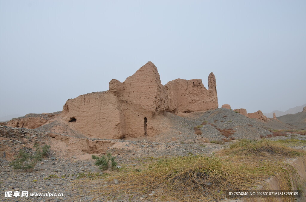 古老沙漠中的残垣断壁