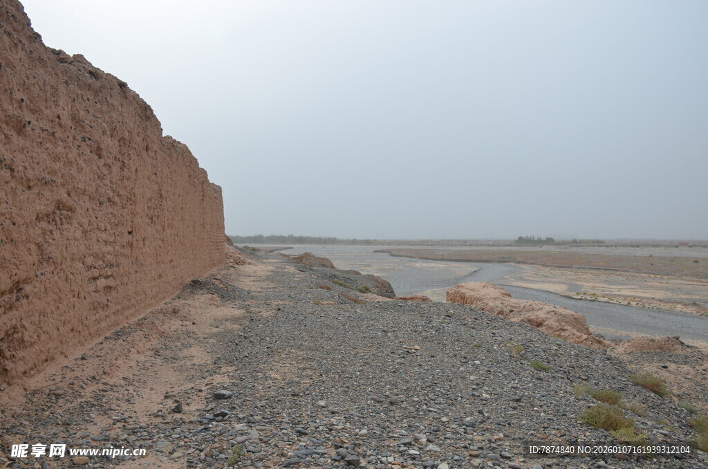 戈壁边的古老土墙景观