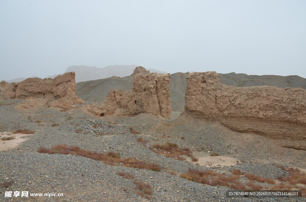 沙漠中的古老遗迹