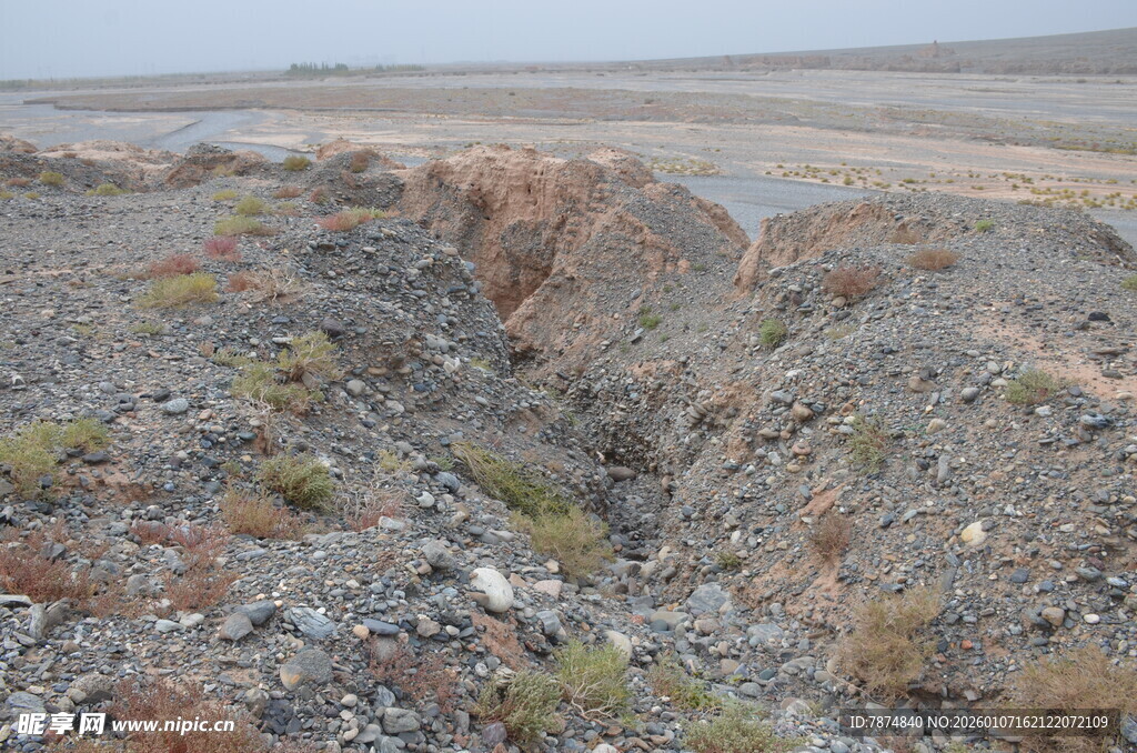 干涸河床的碎石地貌