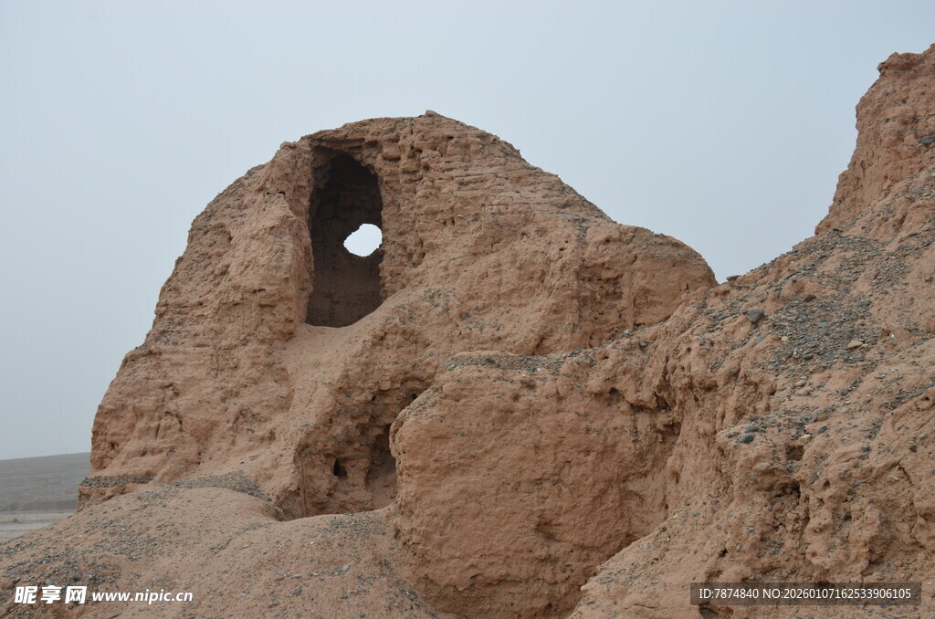 沙漠中的奇特孔洞岩石