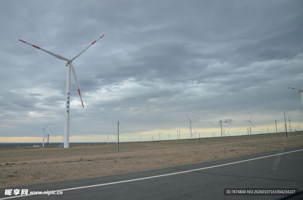 公路旁的风力发电机组