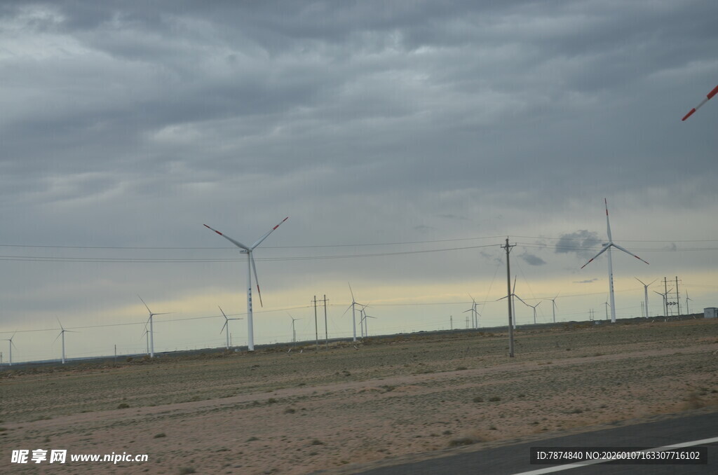 公路旁的风力发电机组景观