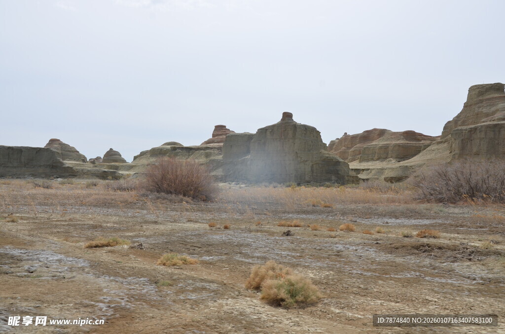 荒凉戈壁地貌景观