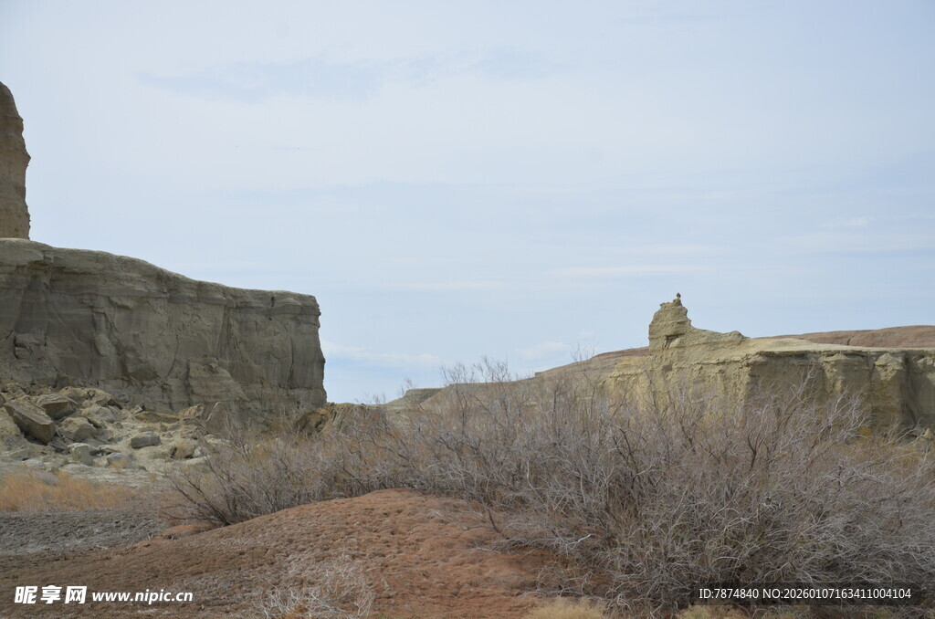 荒凉戈壁地貌景观