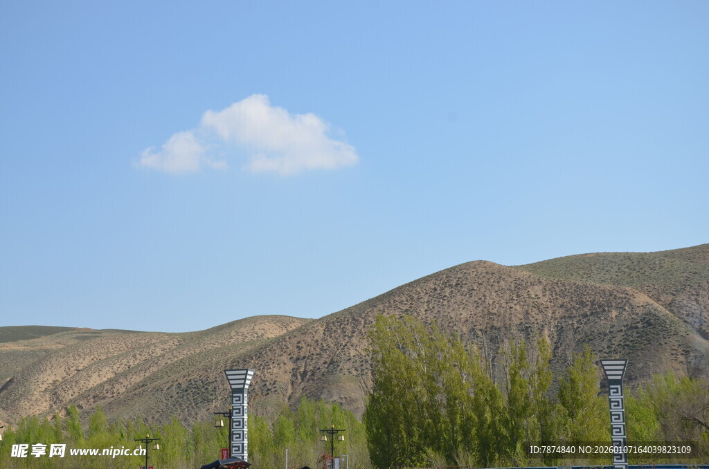 山间路标与蓝天白云景色