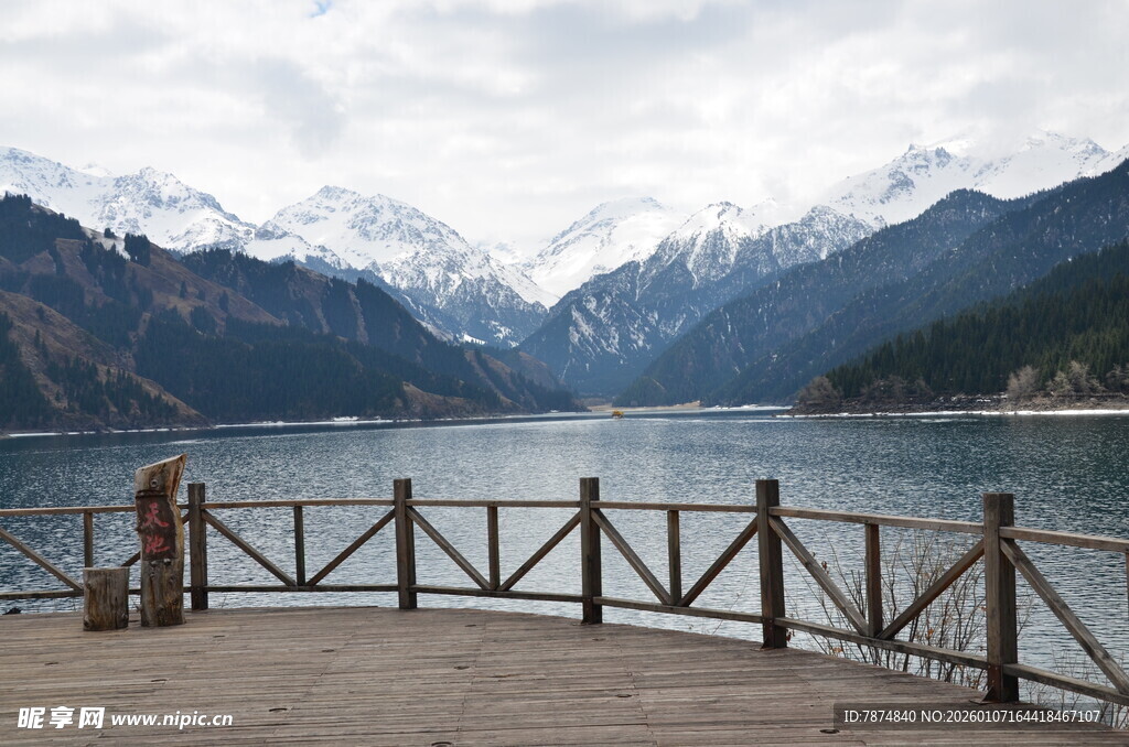 湖畔木栏赏雪山壮丽景