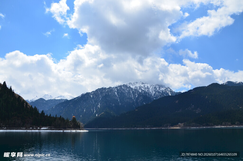 湖畔青山蓝天美景如画