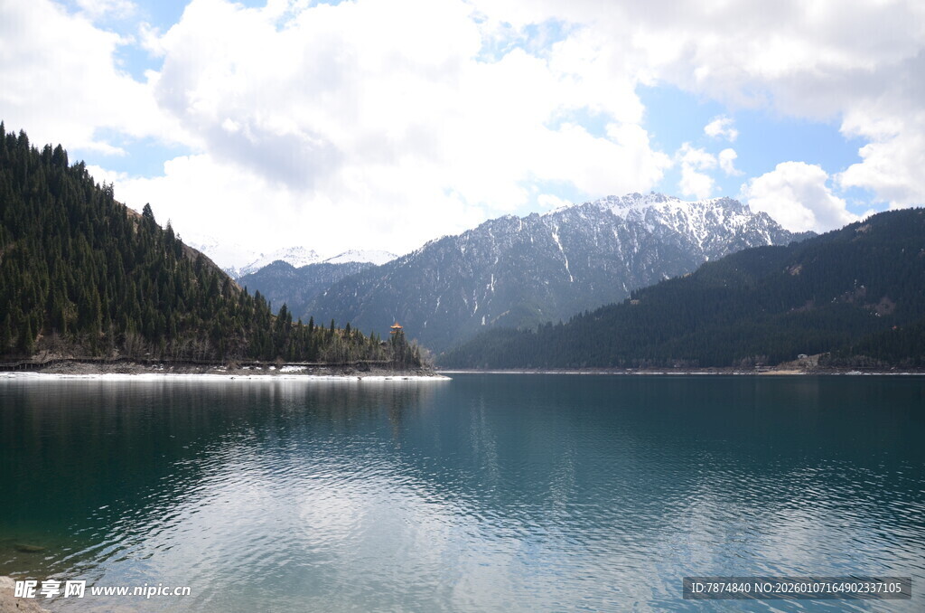宁静山水间的秀丽湖泊