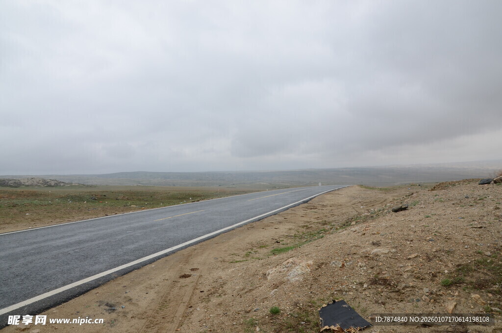 旷野中的孤寂公路