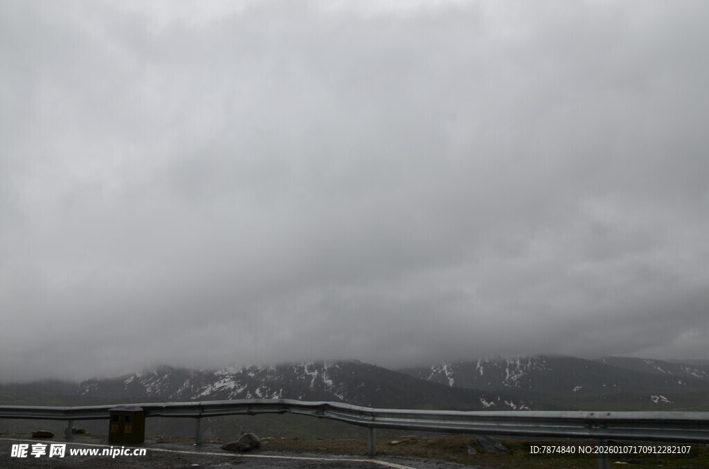 阴云下的远山景色