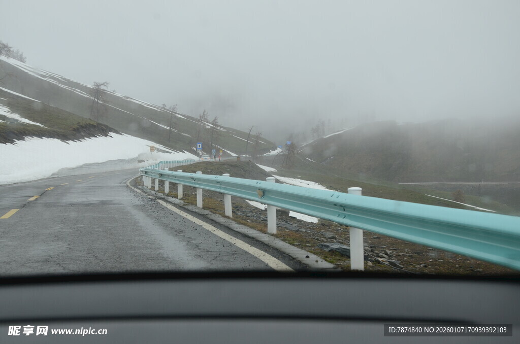 雾中行驶的公路景象