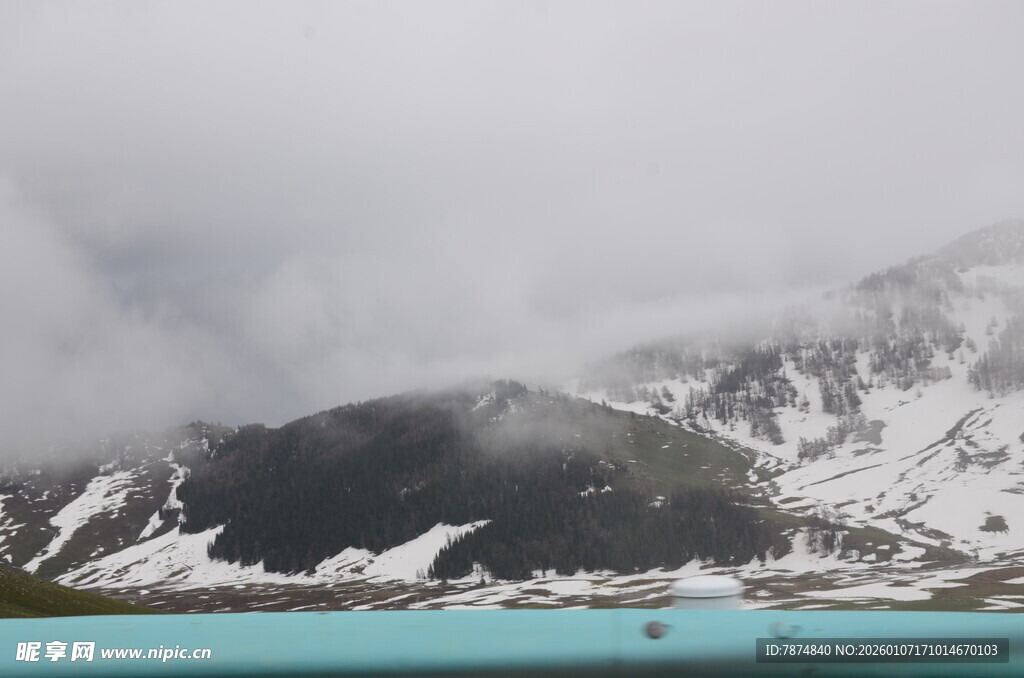 雪山下的幽蓝湖泊