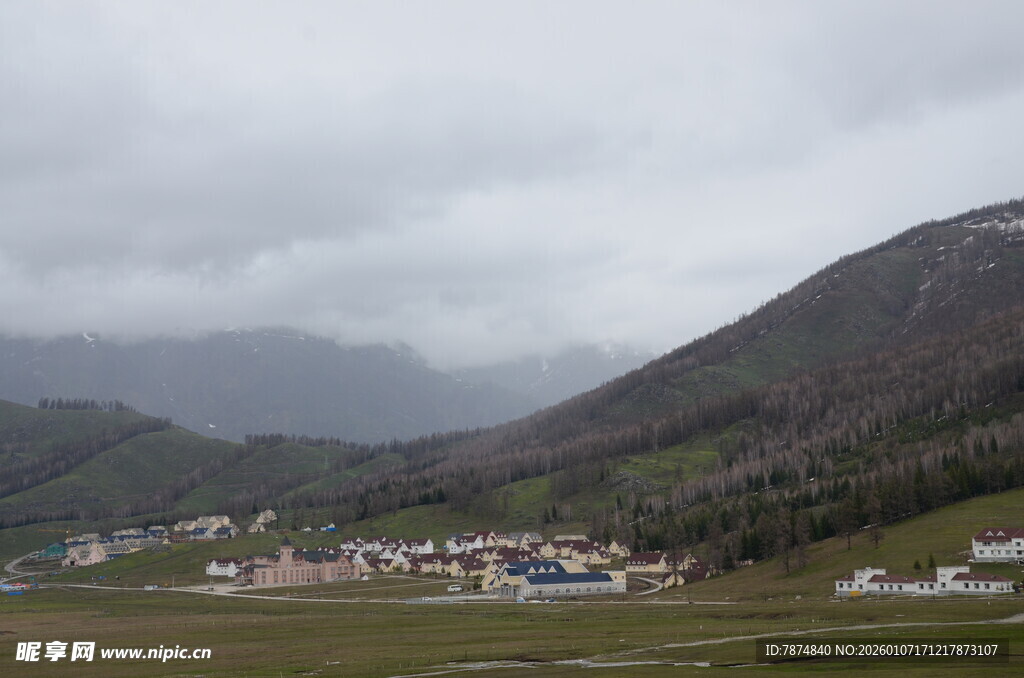 山间村落 云雾缭绕之景