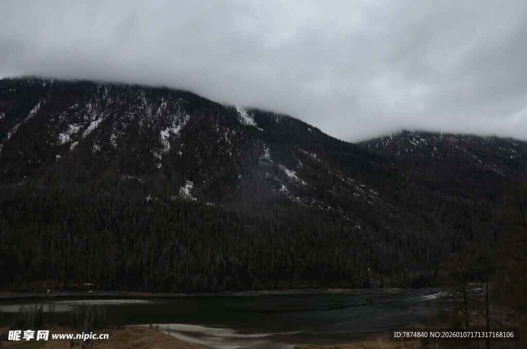 阴云下的雪山与河谷景观