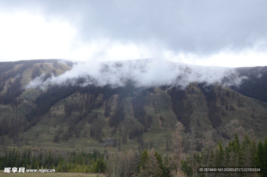 云雾缭绕的山峦风光