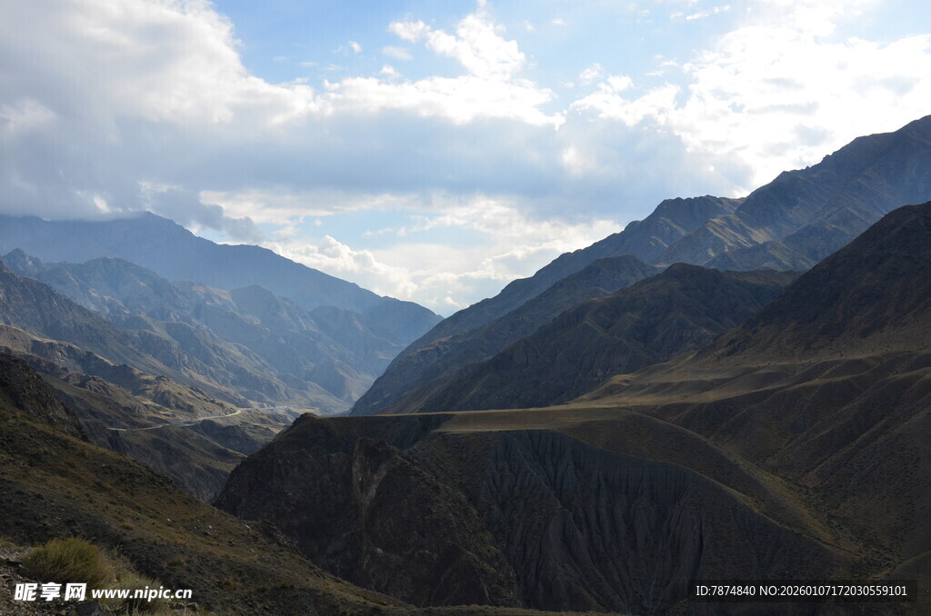 壮丽山景 云雾缭绕山谷