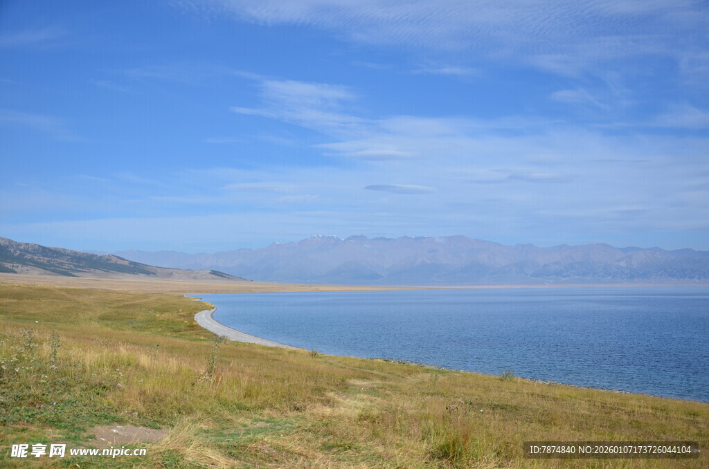 草原湖畔风光