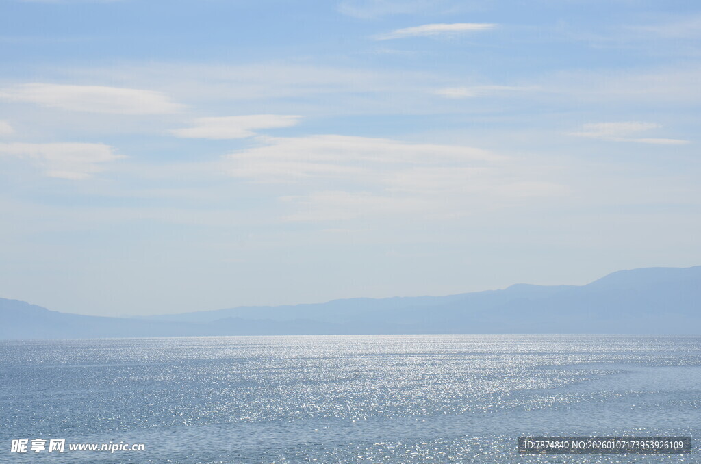 广阔海面与远处山峦景色