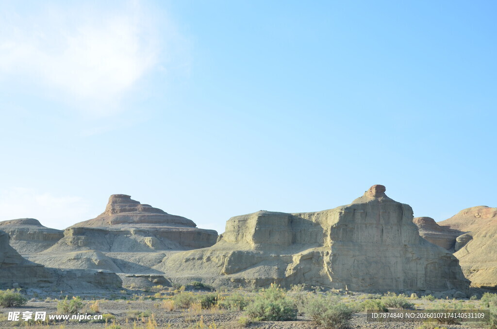 荒漠中的奇特岩石景观