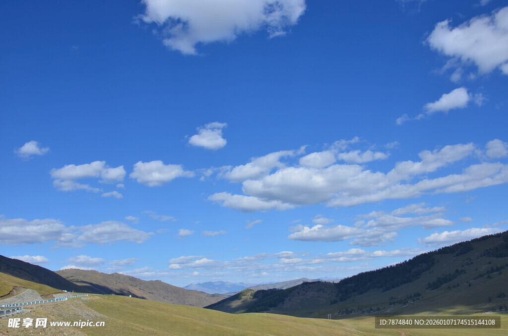 蓝天草原间的开阔公路