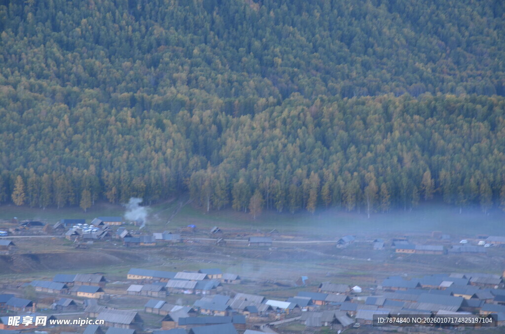 山林间的静谧水域景观