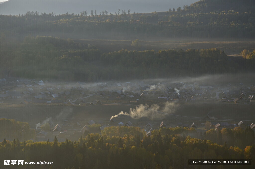 山间烟雾缭绕的自然景象