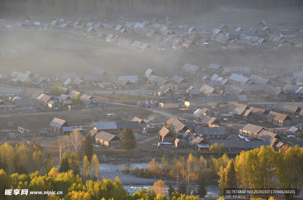 秋日晨雾中的宁静村庄