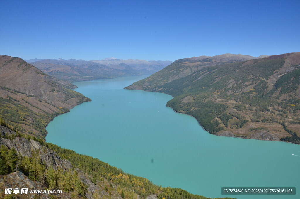 高山环抱的碧蓝湖泊