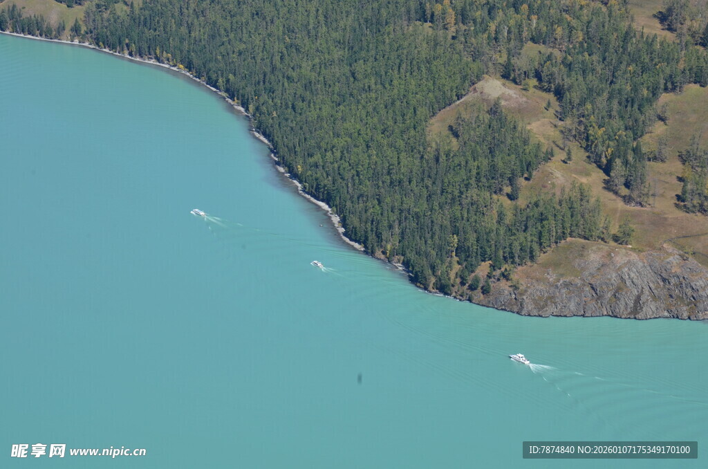 俯瞰青山环绕的碧蓝水域