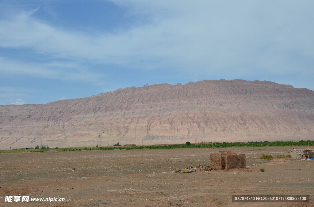 荒漠中的远山与简陋建筑