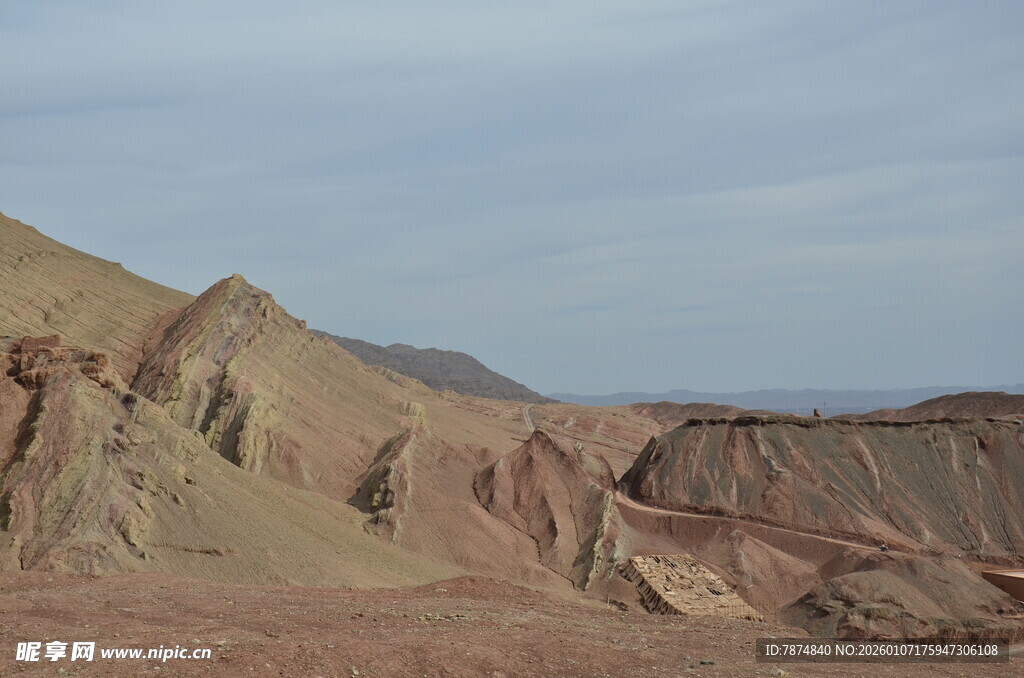 壮丽多彩的沙漠山峦景观