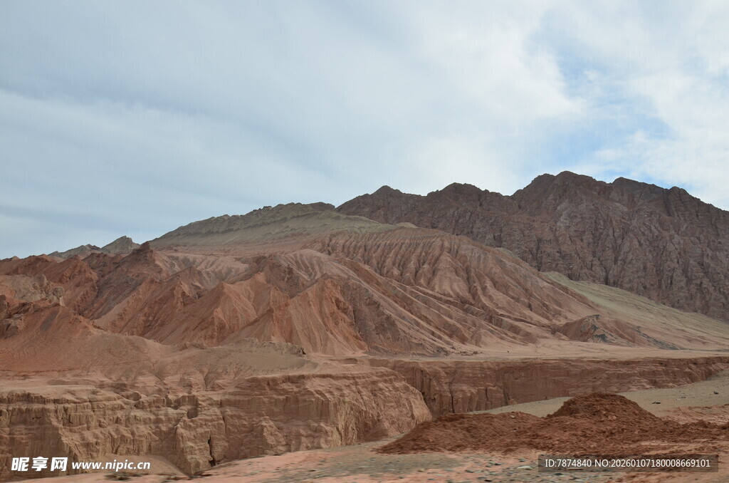 壮丽荒凉的沙漠山脉景观