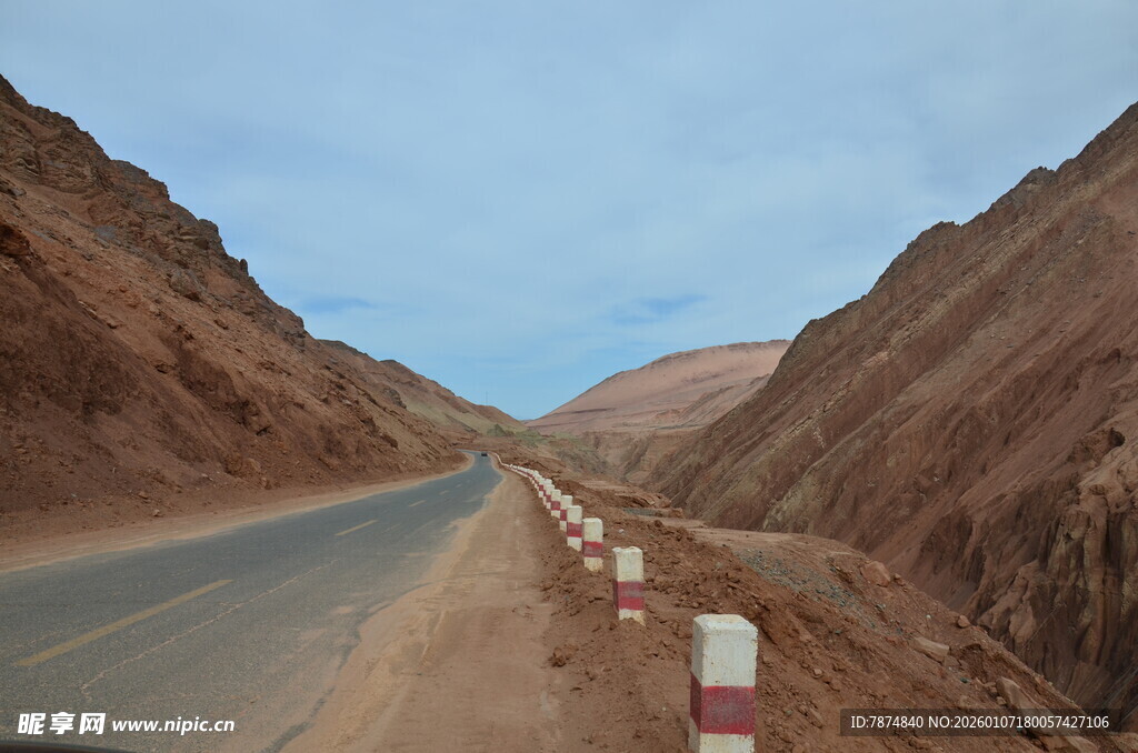 荒漠中的蜿蜒公路