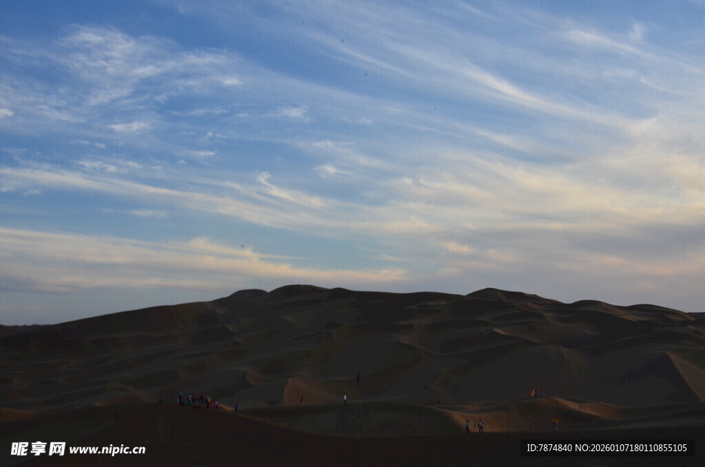 黄昏下的山峦与天空