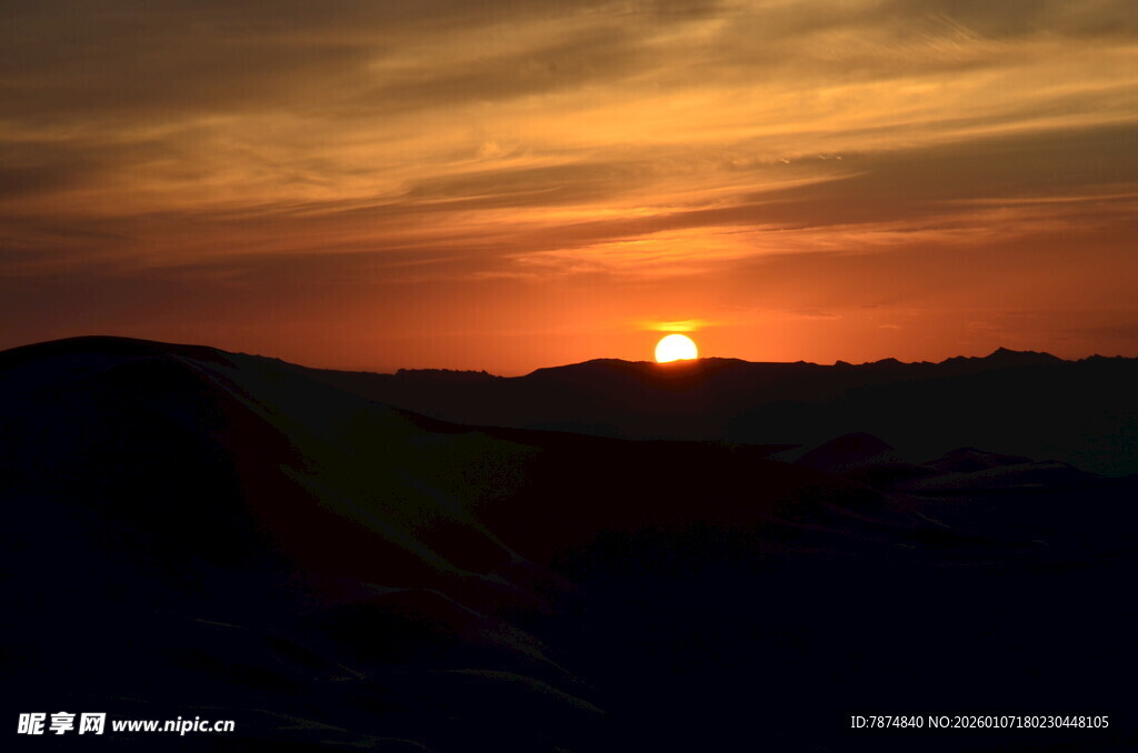 日落时分的壮美山间景色
